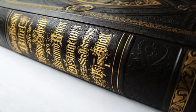 Heilige Schrift mit Goldschrift