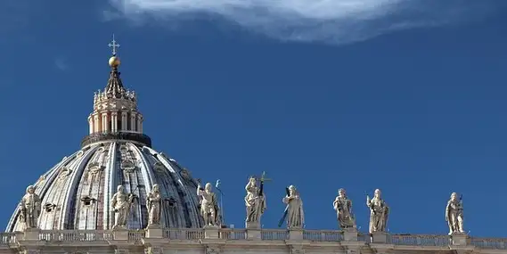 Kuppel des Petersdoms mit Christus und seinen Heiligen